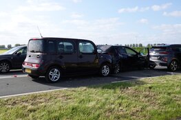 Twee auto`s total loss na botsing in Venhuizen