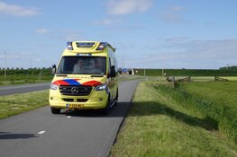 Twee auto`s total loss na botsing in Venhuizen