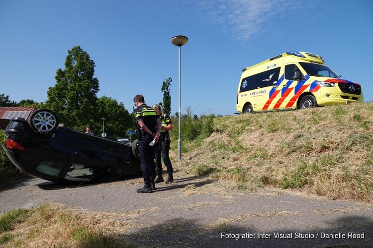 Auto op de kop in Venhuizen na uitwijken voor andere auto