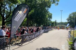 Meerdere personen bevangen door hitte tijdens Ironman Westfriesland. Ambulances rijden af en aan in centrum Hoorn