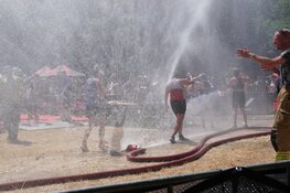 Meerdere personen bevangen door hitte tijdens Ironman Westfriesland. Ambulances rijden af en aan in centrum Hoorn