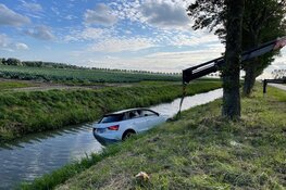 Auto eindigt in sloot in Venhuizen