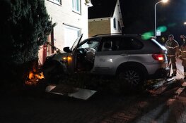 Auto knalt tegen woning in Hoogkarspel