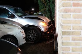 Auto knalt tegen woning in Hoogkarspel