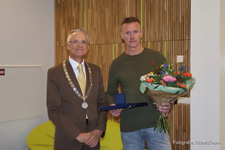 Uitreiking erepenning voor redden drenkelingen Oosterblokker
