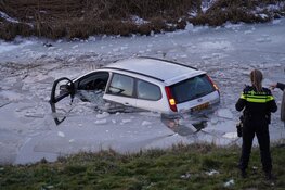 Automobilist rijdt Zuiderdijk af en belandt in ijskoude sloot