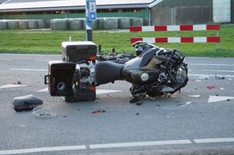 Botsing tussen auto en motor in Wijdenes