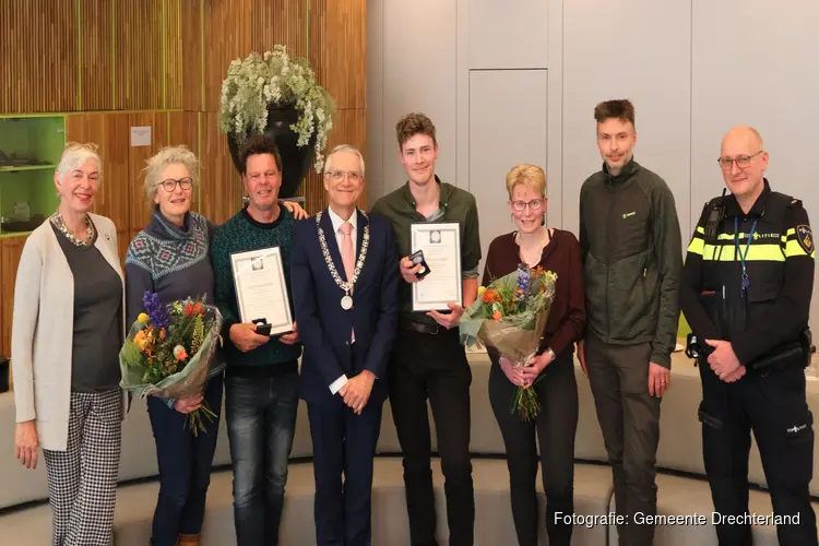 Erepenningen voor redden drenkeling  bij de Zuiderdijk in Venhuizen
