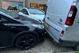 Auto ramt geparkeerde voertuigen in Schellinkhout