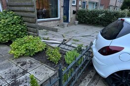 Auto ramt geparkeerde voertuigen in Schellinkhout