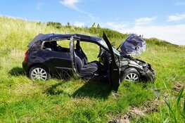 Auto rolt van dijk in Venhuizen