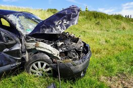 Auto rolt van dijk in Venhuizen