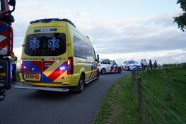 Motorrijder rijdt van dijk in Venhuizen