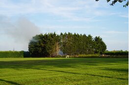Buitenbrand in coniferenhaag en twee schuurtjes in Hem