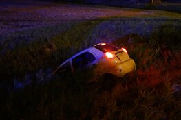 Vrachtwagenchauffeurs helpen te water geraakte bestuurder in Hem