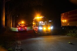 Vrachtwagenchauffeurs helpen te water geraakte bestuurder in Hem