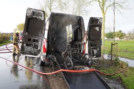 Bestelbus in brand op Houterweg in Hoogkarspel