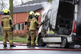 Bestelbus in brand op Houterweg in Hoogkarspel