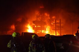 Uitslaande brand bij autodemontagebedrijf in Blokker: meerdere voertuigen uitgebrand