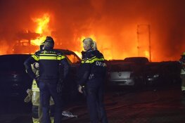 Uitslaande brand bij autodemontagebedrijf in Blokker: meerdere voertuigen uitgebrand