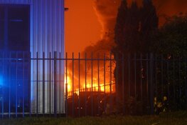 Uitslaande brand bij autodemontagebedrijf in Blokker: meerdere voertuigen uitgebrand