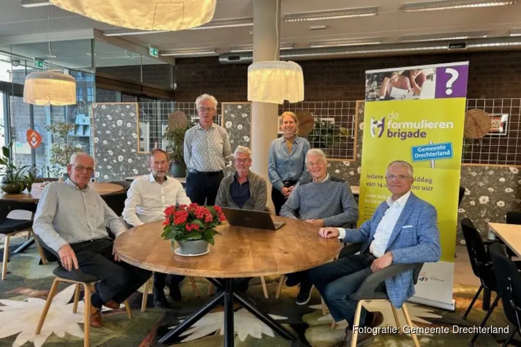 Burgemeester Dijkman op bezoek bij de Formulierenbrigade