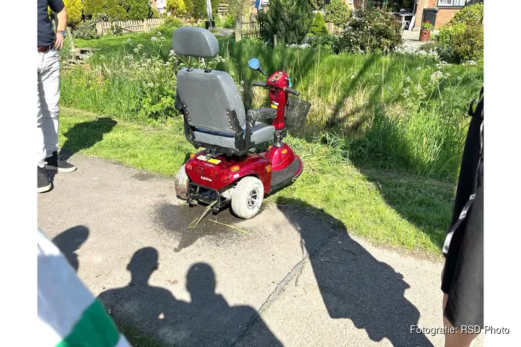Te water geraakte vrouw met scootmobiel uit sloot gered aan de Markerwaardweg in Venhuizen