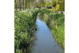 Te water geraakte vrouw met scootmobiel uit sloot gered aan de Markerwaardweg in Venhuizen