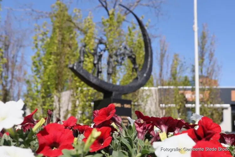Oorlogsmonumenten verrijkt met petunia’s