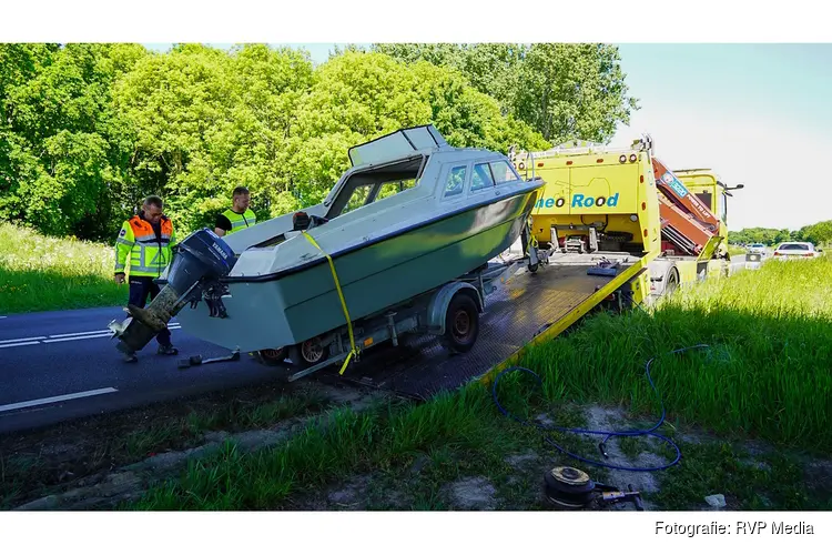 Wiel van boot aanhanger breekt af en komt tegen tegemoetkomende auto