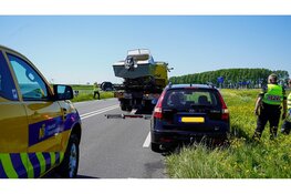Wiel van boot aanhanger breekt af en komt tegen tegemoetkomende auto