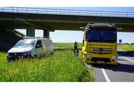 Wiel van boot aanhanger breekt af en komt tegen tegemoetkomende auto