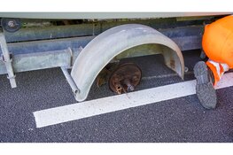 Wiel van boot aanhanger breekt af en komt tegen tegemoetkomende auto