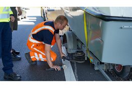 Wiel van boot aanhanger breekt af en komt tegen tegemoetkomende auto