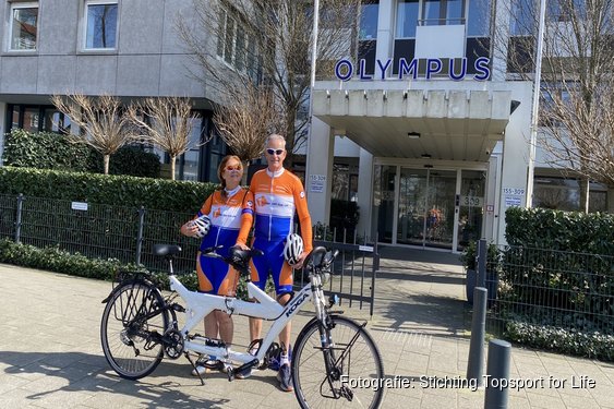 Blinde Alice fietst op tandem van Eindhoven naar de Costa Blanca