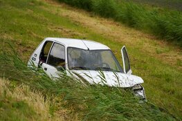 Auto raakt in de slip en vliegt over de kop in Hoogkarspel