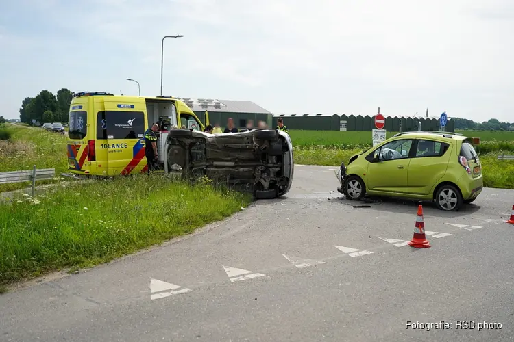 Auto belandt op zijn kant bij botsing met andere auto op kruising in Hoogkarspel