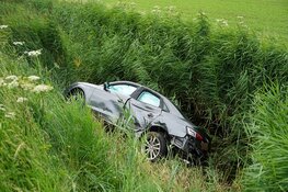 Automobilist belandt in sloot na aanrijding met bestelbus in Hoogkarspel