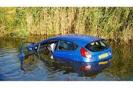 Automobiliste verliest macht over stuur en belandt in sloot in Westwoud