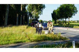 Automobiliste verliest macht over stuur en belandt in sloot in Westwoud