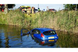 Automobiliste verliest macht over stuur en belandt in sloot in Westwoud