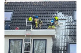 Brand in dak van woning aan de Koriander in Hoogkarspel, dakdekker voorkomt erger