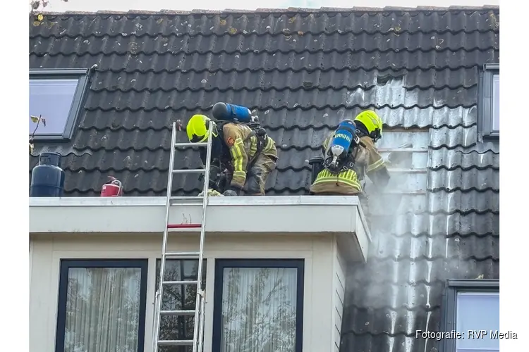Brand in dak van woning aan de Koriander in Hoogkarspel, dakdekker voorkomt erger