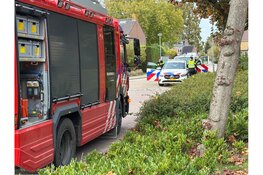 Brandweer bevrijd ambulancepersoneel met patiënt uit lift aan de Pastoor Suidgeeststraat in Venhuizen