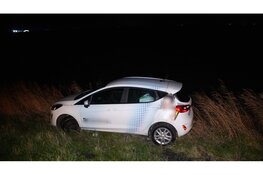 Auto vliegt van dijk en belandt op stenen naast Markermeer