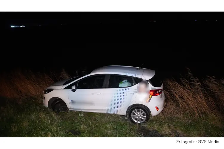 Auto vliegt van dijk en belandt op stenen naast Markermeer