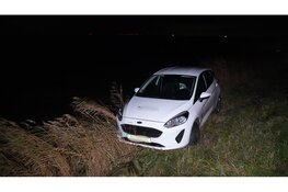 Auto vliegt van dijk en belandt op stenen naast Markermeer
