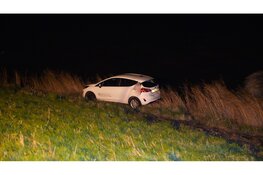 Auto vliegt van dijk en belandt op stenen naast Markermeer