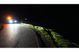 Auto vliegt van dijk en belandt op stenen naast Markermeer