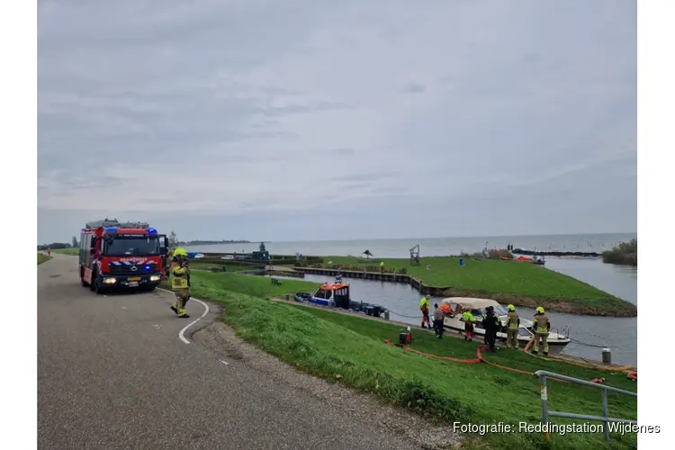 Opvarenden van lekgeslagen sloep gered bij Wijdenes